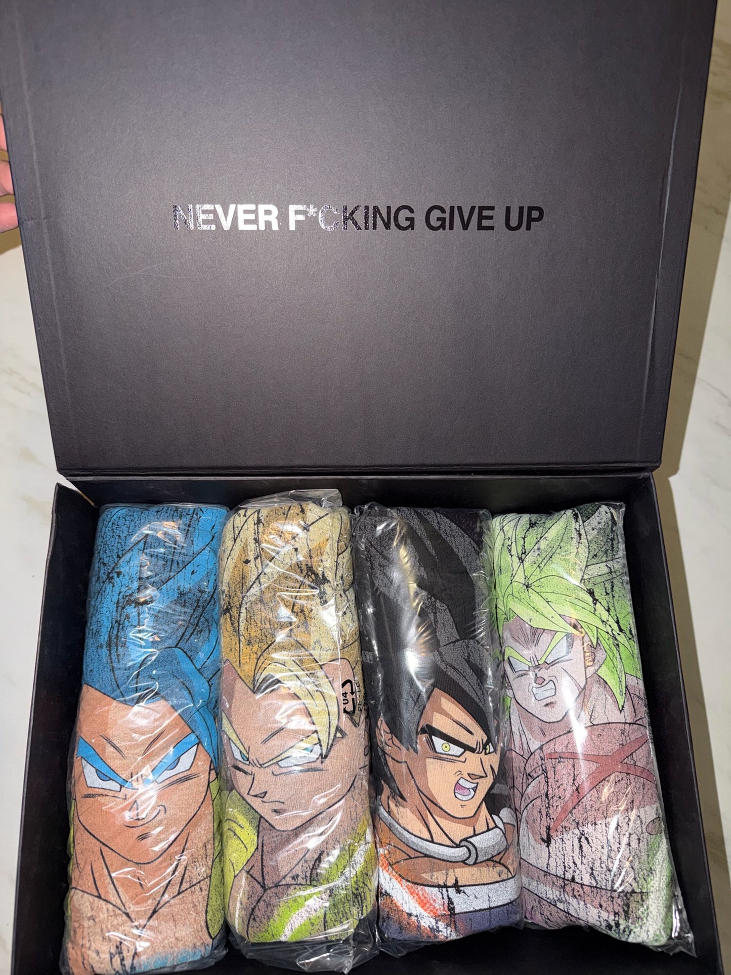Box premium tee (4 pz, con caja magnética) broly x darcsport