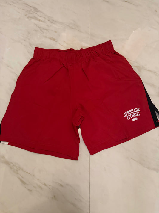 Short Gymshark rojo tela rompevientos